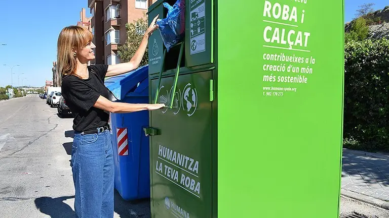 Un usuari diposita roba en el contenidor d'Humana