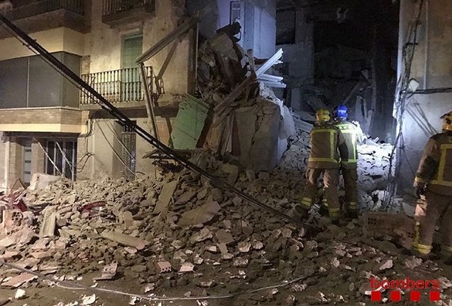 Bombers de la Generalitat treballant a la casa que s&#39;ha esfondrat a Bellpuig