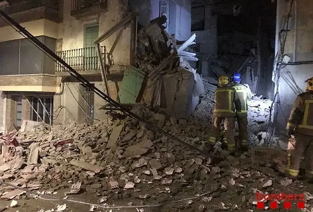 Bombers de la Generalitat treballant a la casa que s'ha esfondrat a Bellpuig