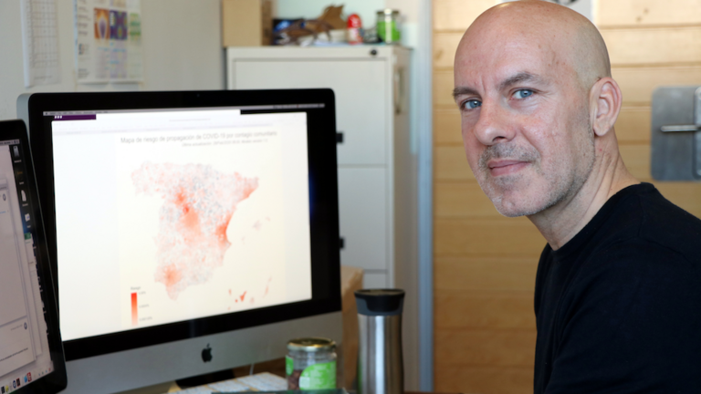 d'Àlex Arenas, investigador del grup de recerca Alephsys Lab de la URV, amb una pantalla al fons amb el mapa...