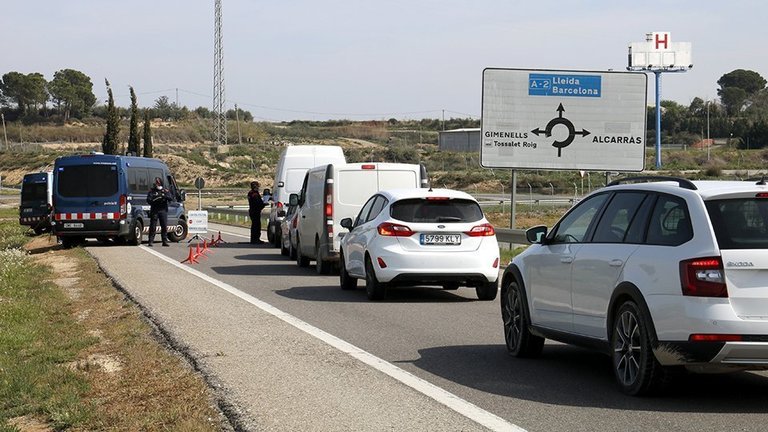 Els Mossos d'Esquadra fent controls als vehicles a Alcarràs @Mossos