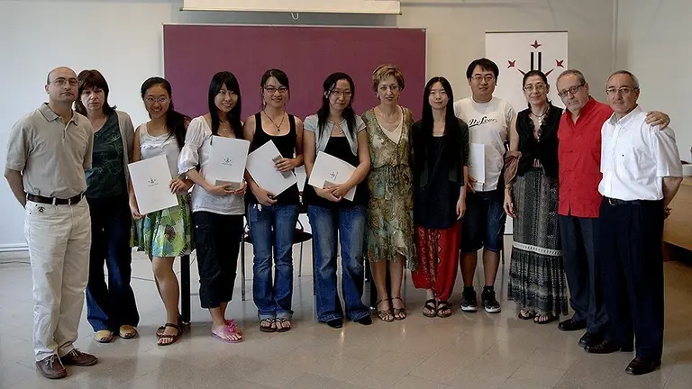 Zhao Mon és la primera noia xinesa a
l'esquerra, amb professorat de la facultat de Lletres