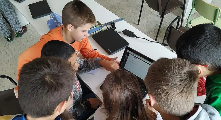 Els alumnes de cinquè de l'escola Mestre Ignasi Peraire en el projecte web (1)