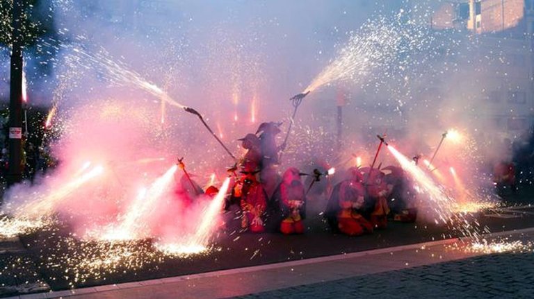 Pla general del correfoc de la Festa Major de Lleida, una de les activitats programades. El 12 de maig de 2019. (Horitzontal)
