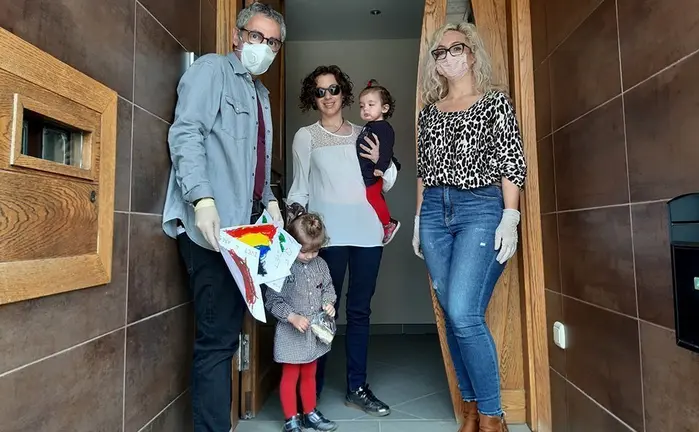 L'alcalde i regidors repartint els Ous de Paqua al Poal