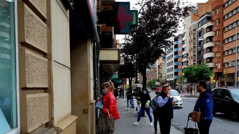 Pla general d'un grup de persones fent cua a l'exterior d'una farmàcia de la ciutat de Lleida. Imatge facilitada pel Departament de Salut el 20 d'abril de 2020 (Horitzontal).