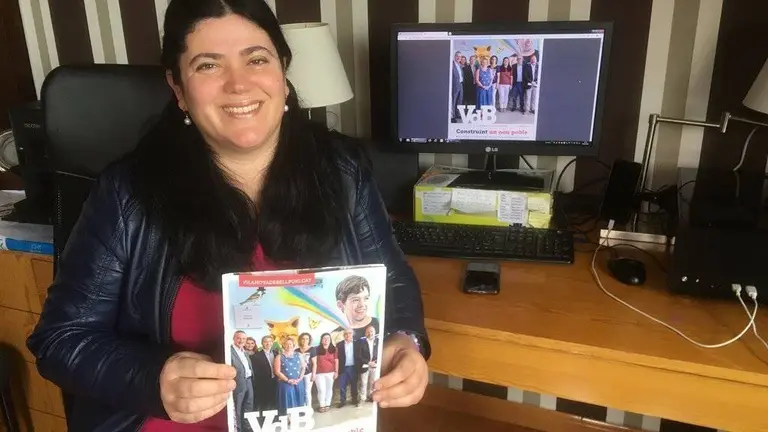 L'alcaldessa de Vilanova de Bellpuig, Dolors Pascual, amb la nova revista.