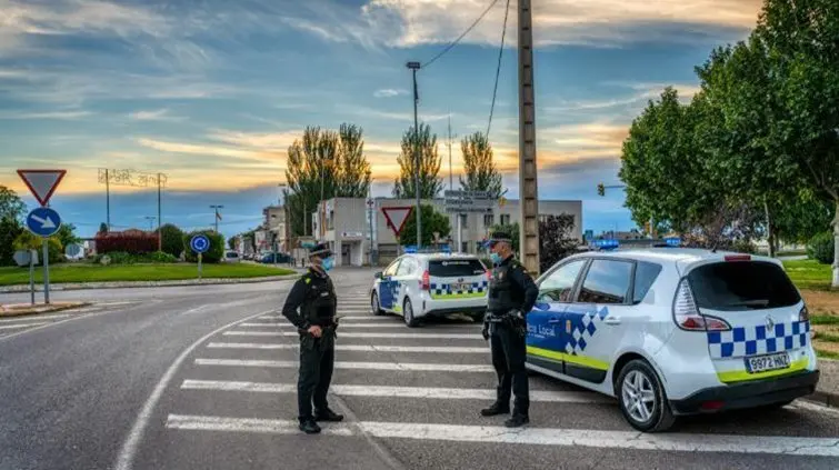 Una patrulla de la Policia Local en un control durant el període de confinament