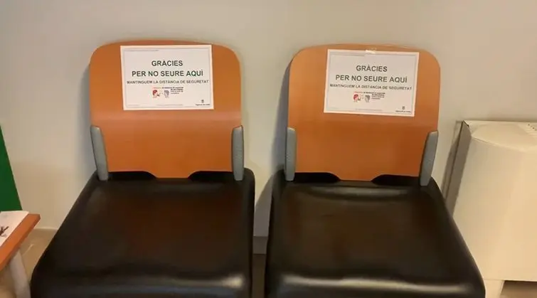 Cadires de la Diputació de Lleida amb cartells que indiquen que no s'hi pot asseure