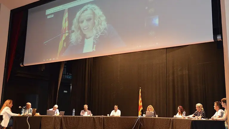 Ple de l'Ajuntament d'Agramunt a la sala del Teatre Casal