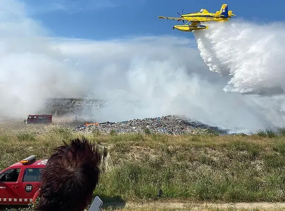Mitjans aeris treballen en l'extinció de l'incendi a Castellnou de Seana