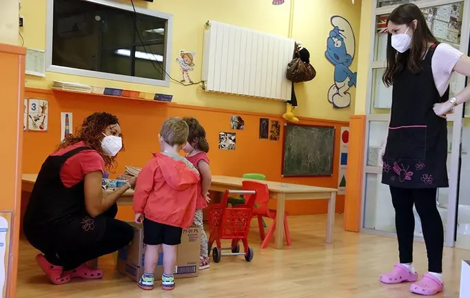L'Escola Bressol de Golmés amb dos professores i dos infants aquest dilluns