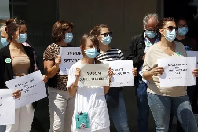 Treballadors sanitaris concentrats davant l'Hospital Universitari Arnau de Vilanova de Lleida amb cartells per reclamar els seus drets. Imatge del 9 de juny de 2020. (Horitzontal)