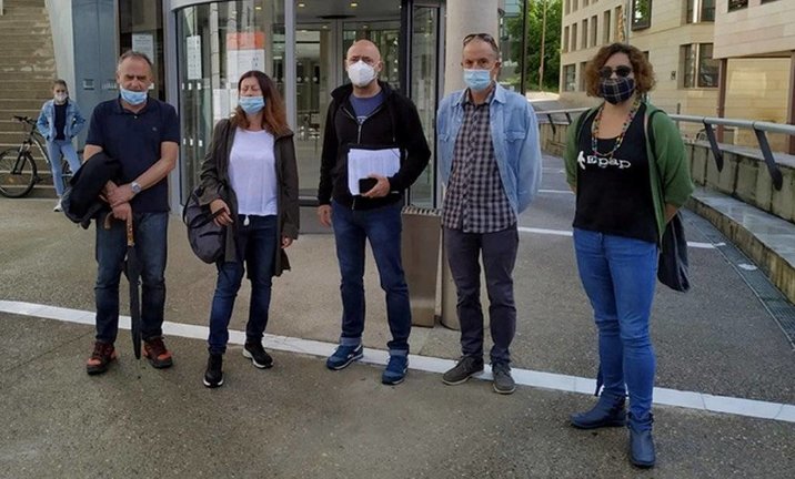 Representants de veïns del Centre Històric a la porta dels jutjats de Lleida per presentar la denúncia a la Fiscalia. Imatge del 18 de juny de 2020. (Horitzontal)