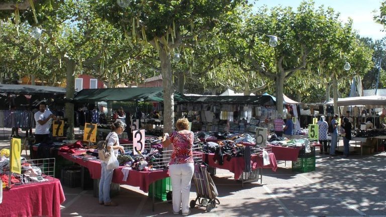 Parades de roba al mercat setmanal de Tàrrega - Ajuntament de Tàrrega