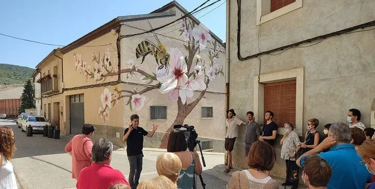 Ferran Alemany presenta el mural Pol·linitzant l'ametller, a Os de Balaguer