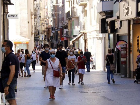 Pla general de persones passejant pel carrer Major de Lleida aquest dissabte després de l'anunci del Govern de confinar la comarca del Segrià, el 4 de juliol de 2020. (Horitzontal)