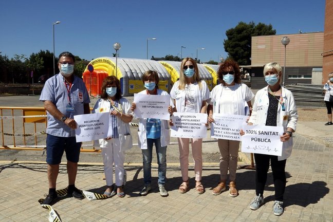 Membres de la Junta de personal de l'Hospital Arnau de Vilanova de Lleida, amb cartells reivindicatius davant de l'hospital de campanya habilitat a les portes del centre. Imatge del 7 de juliol de 2020. (Horitzontal)