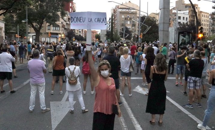 Una dona demana als polítics que donin la cara, en un cartell que ha portat a la concentració a Lleida en contra de l'enduriment del confinament a Lleida i set municipis més del Segrià. Imatge del 12 de juliol de 2020. (Horitzontal)