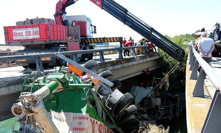 Un camió ha caigut al canal de Balaguer al terme municipal d&#39;Alcoletge