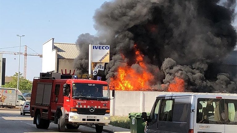 Incendi en un taller mecànic de Tàrrega @AjTàrrega