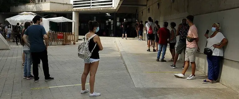 Cua de veïns per fer-se la prova PCR al barri de Balàfia de Lleida