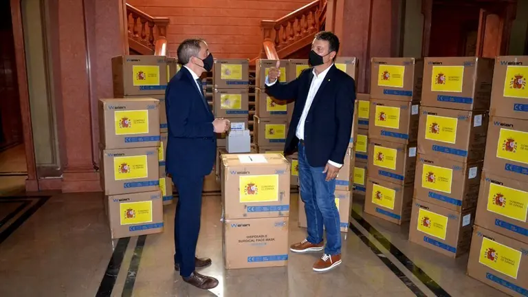 El subdelegat del govern de l'Estat, José Crespín lliura les mascaretes a la Diputació 1