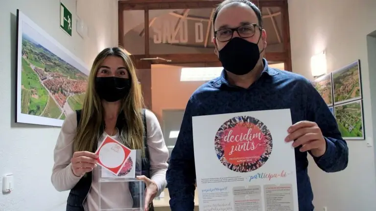 l'alcalde Joan Gilart i la regidora Teresa Bosch.
Presentació Pressupostos Participatius Alpicat - Ajuntament d'Alpicat