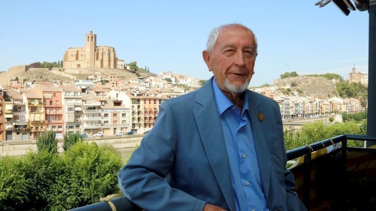Oriol Bosch
Pla mitjà on es pot veure l&#39;escriptor Josep Vallverdú al balcó del seu pis de Balaguer, el 18 de setembre de 2019. (Horitzontal)