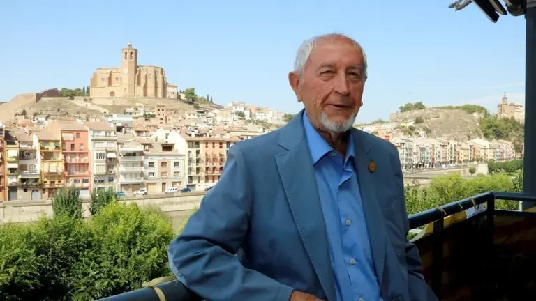 Oriol Bosch
Pla mitjà on es pot veure l'escriptor Josep Vallverdú al balcó del seu pis de Balaguer, el 18 de setembre de 2019. (Horitzontal)