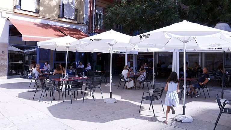 La terrassa d&#39;un bar de la plaça Sant Joan de Lleida