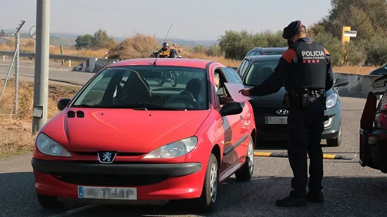 Els Mossos d'Esquadra en un control a l'antiga N-II, al terme municipal d'Alcarràs