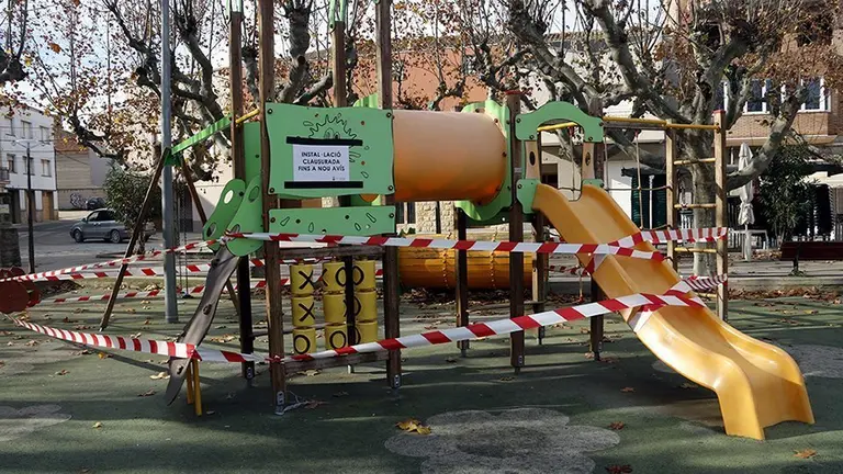 Pla mitjà on es pot veure una instal·lació infantil precintada a Linyola pel brot de covid-19, el 16 de desembre de 2020. (Horitzontal)