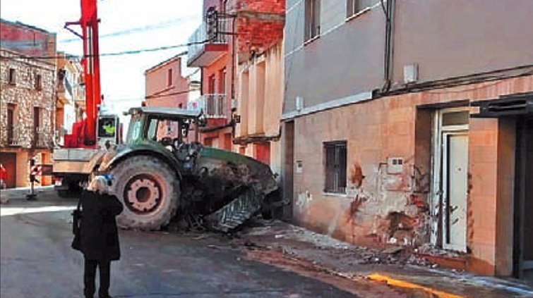 Tractor encastat en un habitatge d'Artesa de Lleida @LaMañana