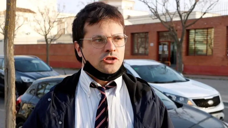 Oriol Bosch
Pla tancat on es pot veure l'advocat de Pablo Hasel, Diego Herchhoren, al davant de la presó de Ponent, el 25 de febrer de 2021. (Horitzontal)