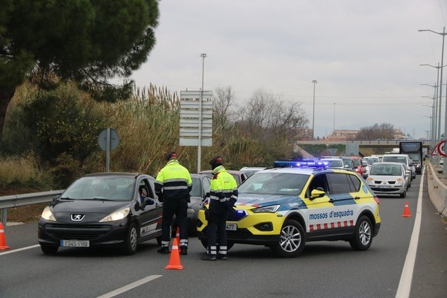 Pla general d'un control dels Mossos d'Esquadra a la T-11, a l'entrada de Tarragona, per controlar la mobilitat arran de l'entrada en vigor del confinament municipal. Imatge del 7 de gener de 2021. (Horitzontal)