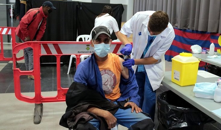 Un infermer vacunant un treballador a Soses @SalvadorMiret