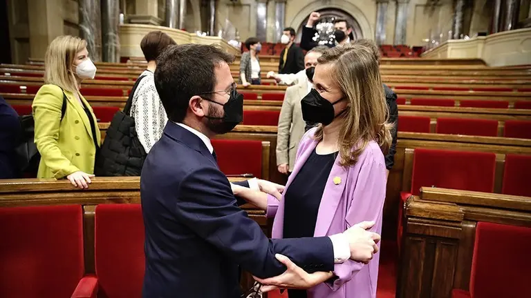 La diputada Meritxell Serret, felicitant Pere Aragonès @JordiPlay