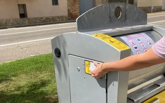 Un usuari a Sidamon utilitza la identificació per obrir el contenidor