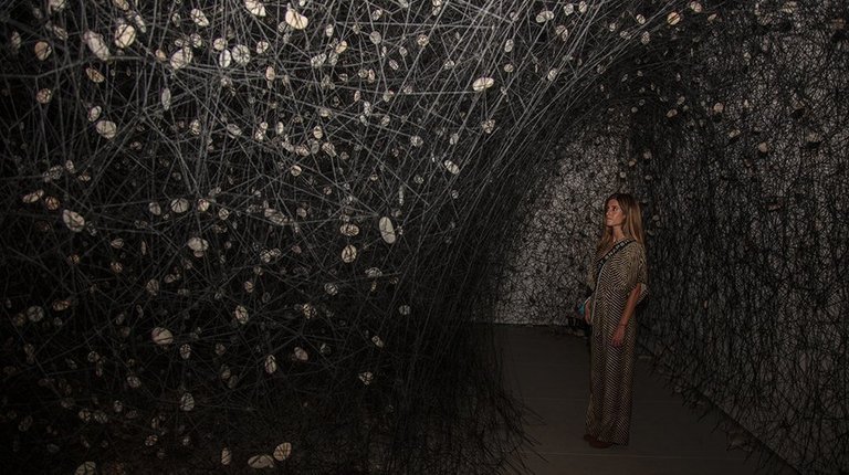 La instal·lació de Chiharu Shiota a PLANTA @JosepA.Pérez