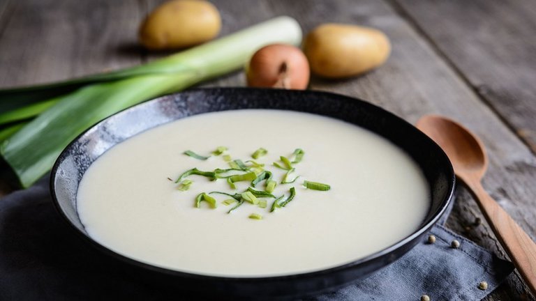 Vichyssoise - traditional French soup made of leek, potato and onion. Autor: istock.com