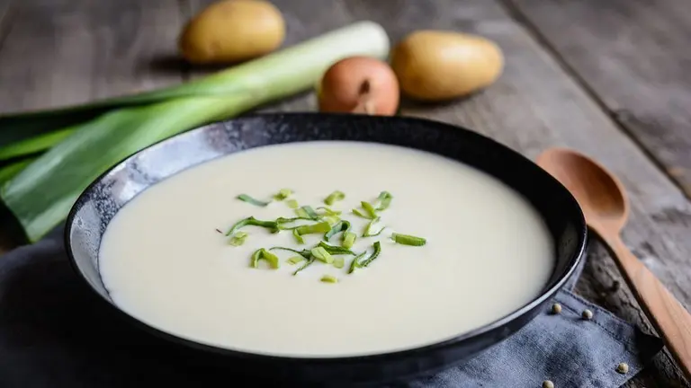 Vichyssoise - traditional French soup made of leek, potato and onion. Autor: istock.com