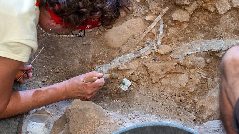 Arqueòlegs de la UAB treballant a la Cova Gran de Santa Linya @UAB