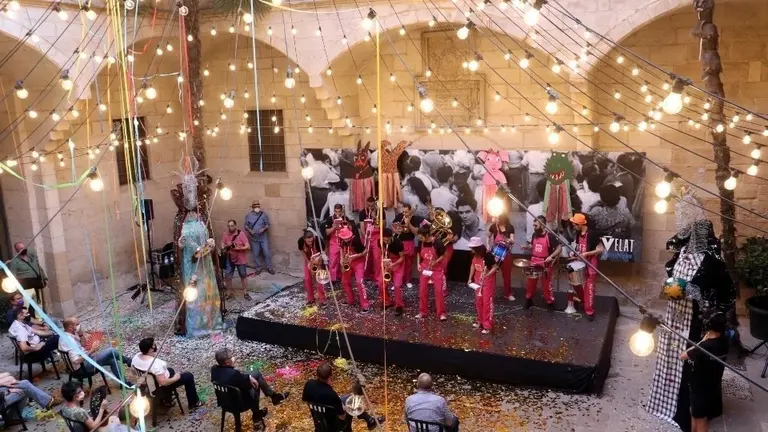 El pati de l'IEI acull l'inici de la seva Festa Major.