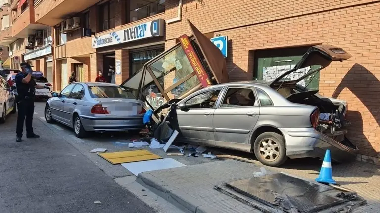 El cotxe que ha xocat contra una caseta de l'ONCE, després d'intentar fugir de la Guàrdia Urbana a Lleida.