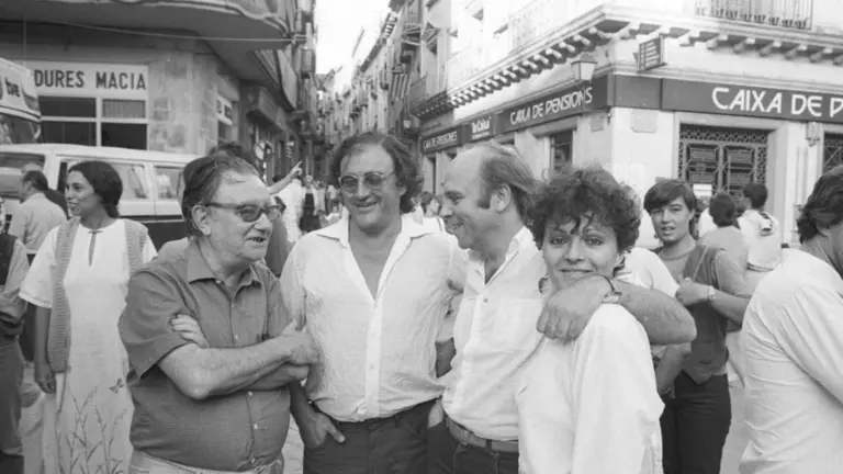 Joan Brossa, Carles Santos, Hermann Bonnin i Sabrine Dufrenoy, a la plaça Major de Tàrrega el 1983.