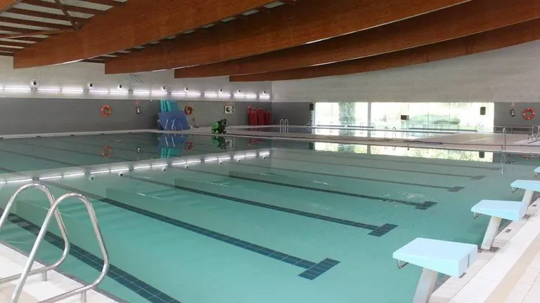 Els dos vasos de la piscina coberta ja s'han omplert d'aigua, la qual rep el tractament corresponent - piscines municipals de Tàrrega (cedida per Ajuntament de Tàrrega)