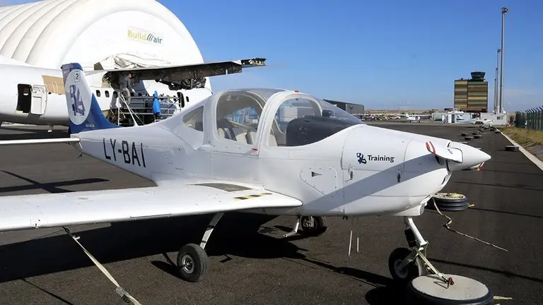Avioneta i altres instal·lacions de l'aeroport de Lleida-Alguaire @OriolBosch