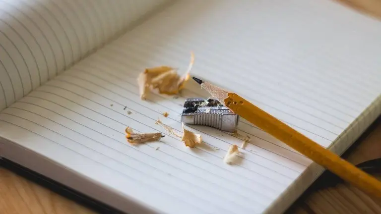 llibreta estudis curs estudiar llapis - Foto: Angelina Litvin (Unsplash)