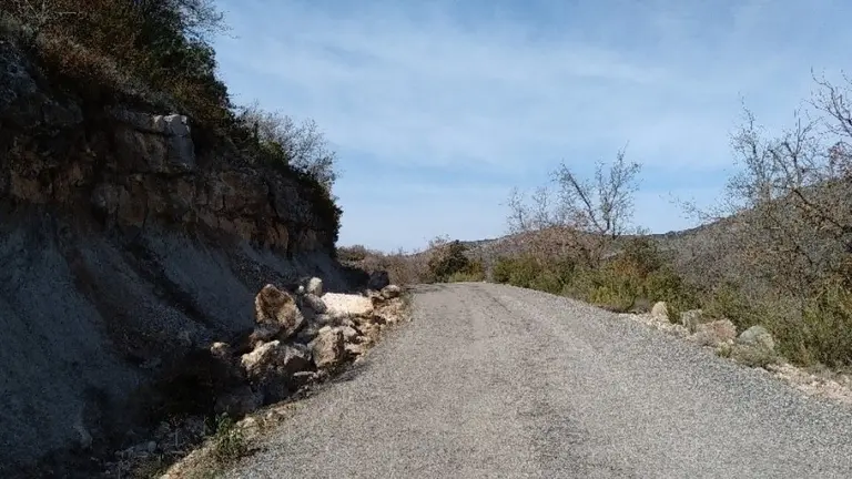Cuneta malmesa del camí de Vilamajor als Masos de Millà i Mas de Marcó, en el terme municipal d'Àger